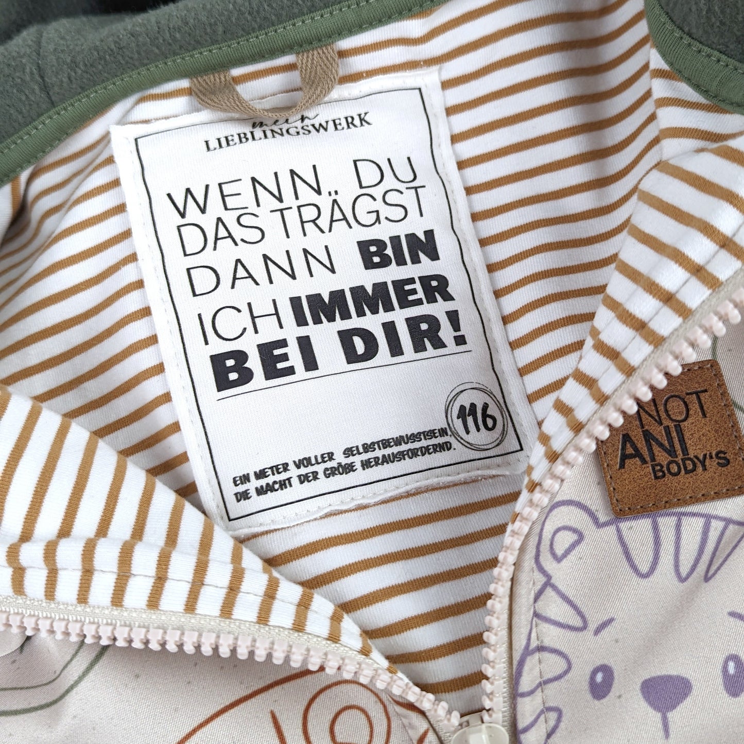 Entdecke unsere stylischen Größenlabels als Bügelbilder für Statement-Jacken! Einfach aufzubügeln, langlebig und perfekt für individuelle DIY-Projekte. Verleihe Deinen Jacken eine persönliche Note und sorge für klare Größenangaben. Jetzt online kaufen!